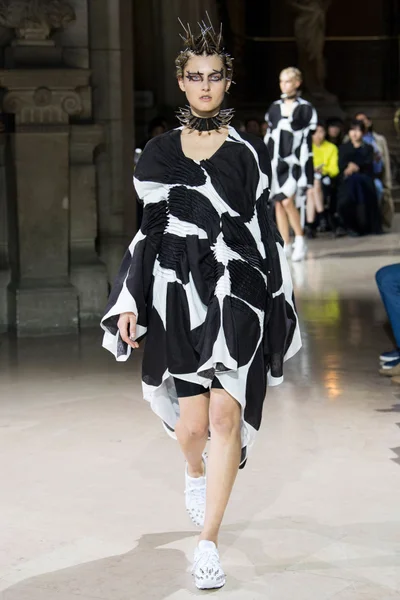 Look 16